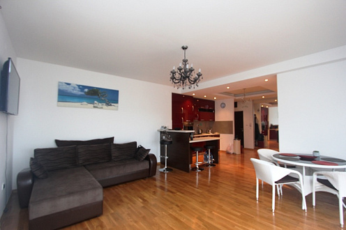 Eine Wohnung mit Meerblick in Rafailovici